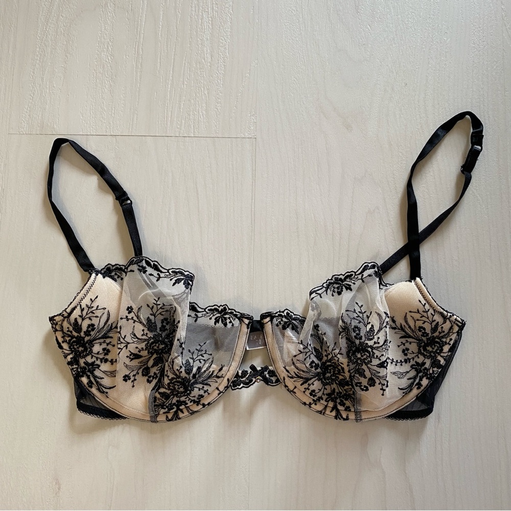 Victoria's Secret Black and Cream Push up Bra with Lace Unlined